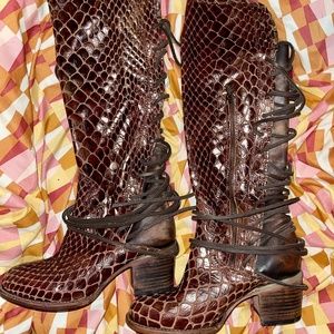 (LOWEST $) NEW NEVER WORN DEAD STOCK AUTH. FREEBIRD COGNAC CROC COAL BOOTS! 🥵 8